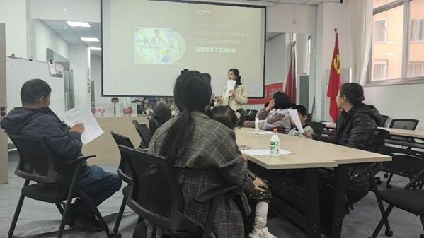 几个人在桌子前 AI 生成的内容可能不正确。